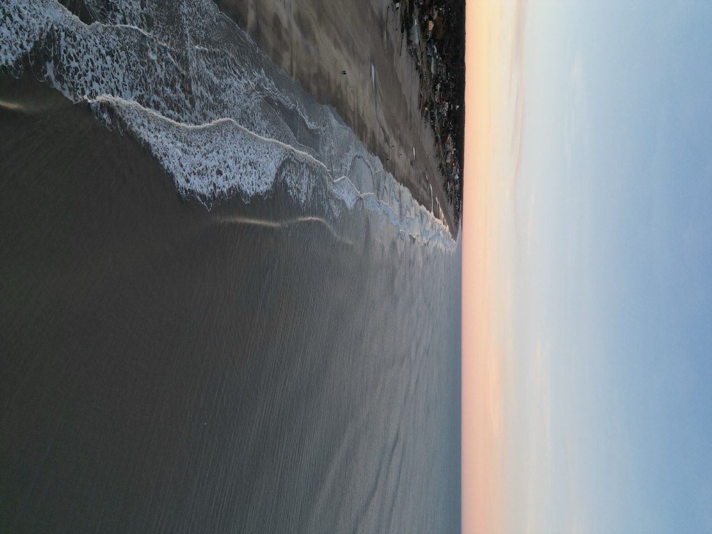 Atardecer sobre el mar y la costa de Pinamar, fotografía aérea con drone de EcosS MKT