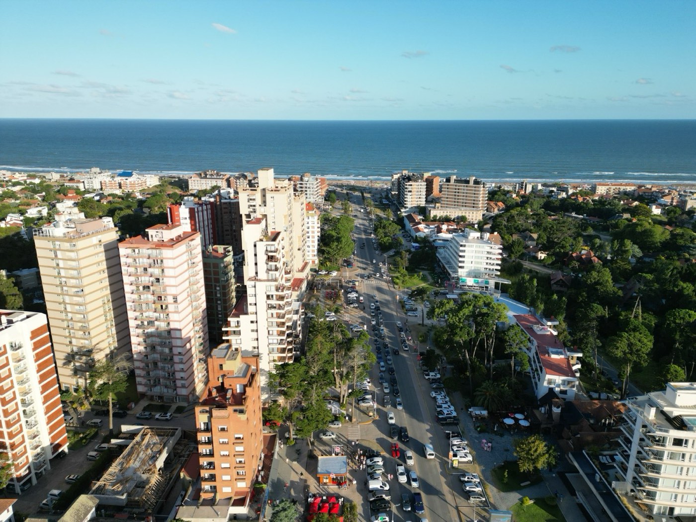 Vista aérea con drone de Pinamar, la ciudad y el mar de fondo